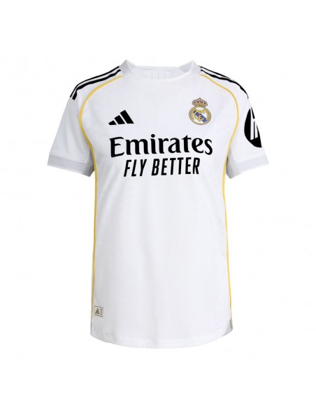 Rinde homenaje al icónico hogar del Real Madrid con este conjunto adidas para los más pequeños.