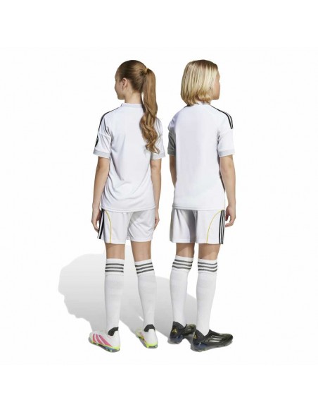 Rinde homenaje al icónico hogar del Real Madrid con este conjunto adidas para los más pequeños.