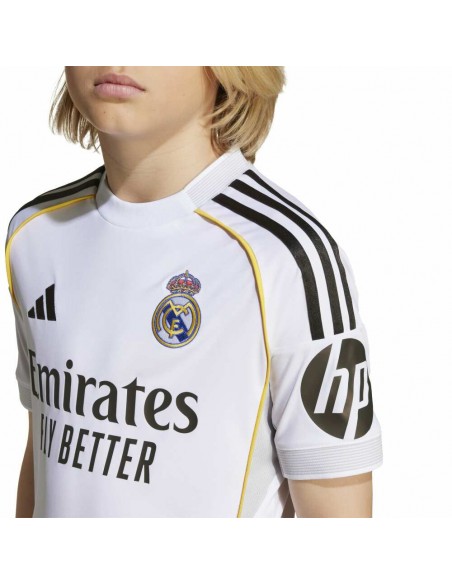 Rinde homenaje al icónico hogar del Real Madrid con este conjunto adidas para los más pequeños.