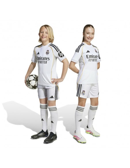 Rinde homenaje al icónico hogar del Real Madrid con este conjunto adidas para los más pequeños.